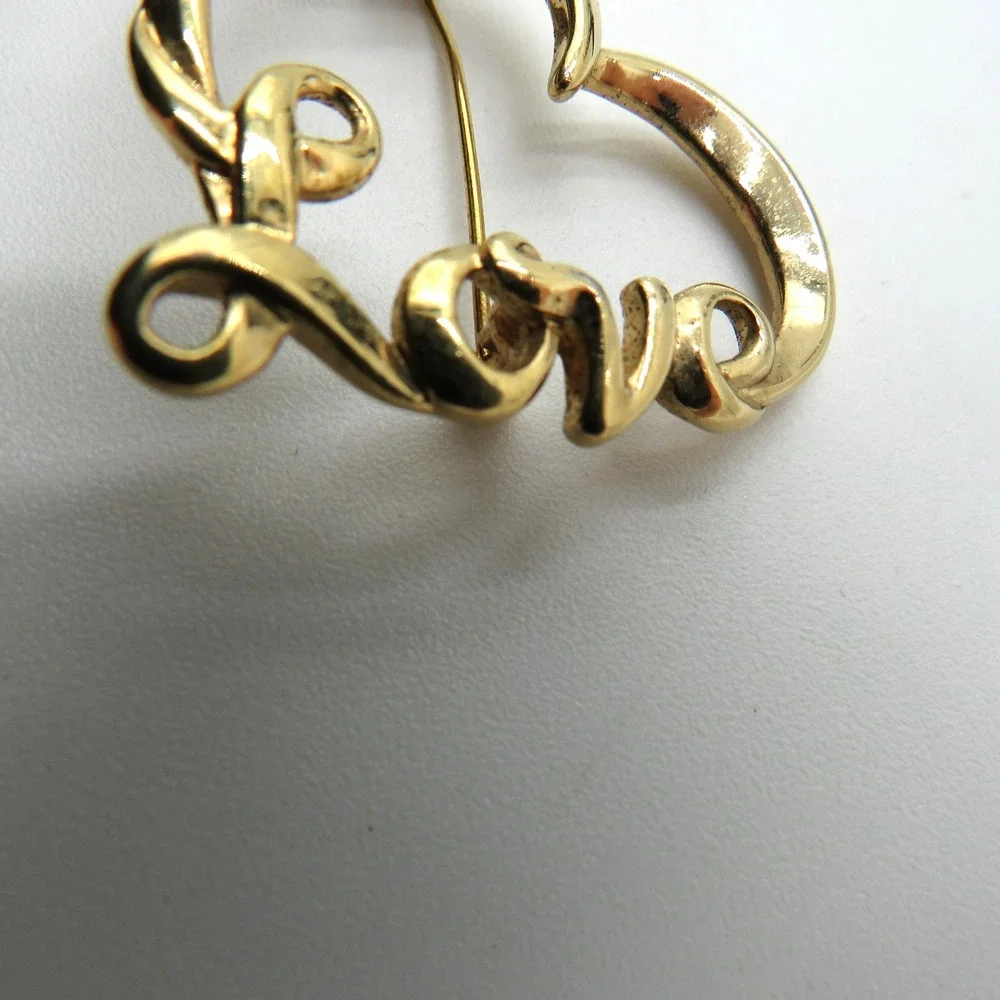 Heart Love Brooch Pin Gold Tone Script Open Heart Cursive Romantic Gift Costume‎
